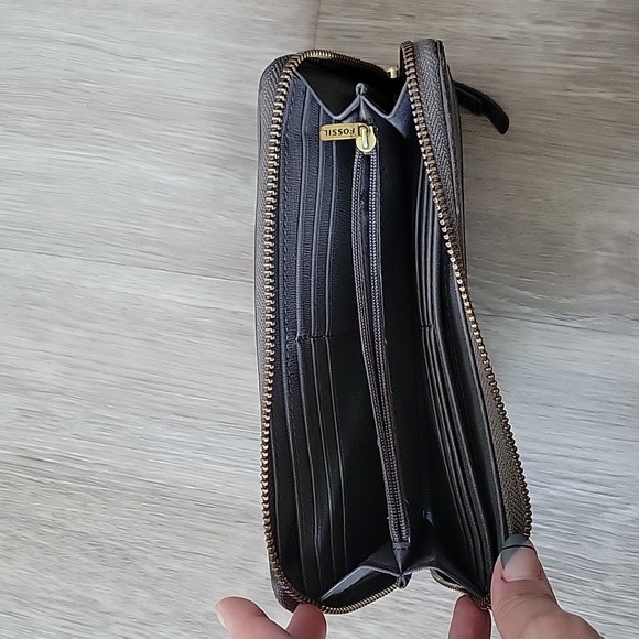 Fossil Leather Grommet Perforated Wallet - Picture 3 of 3